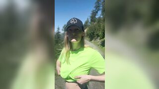 Luiza esce le tette durante una camminata