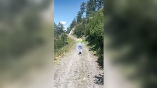 Luiza esce le tette durante una camminata