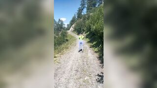 Luiza esce le tette durante una camminata