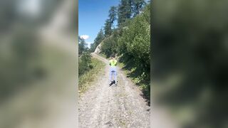 Luiza esce le tette durante una camminata