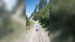 Luiza esce le tette durante una camminata