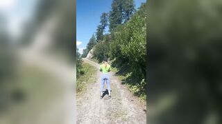 Luiza esce le tette durante una camminata