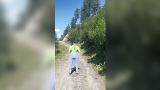 Luiza esce le tette durante una camminata