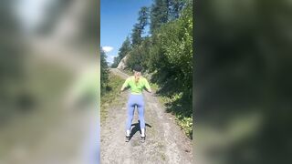 Anteprima del video: Luiza esce le tette durante una camminata