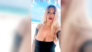 Le sue tette son ocosì grandi che manco stanno al loro posto