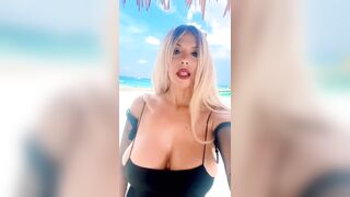 Le sue tette son ocosì grandi che manco stanno al loro posto