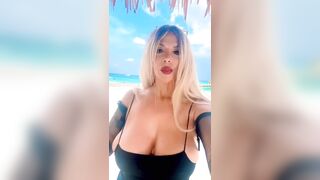 Le sue tette son ocosì grandi che manco stanno al loro posto