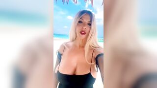 Le sue tette son ocosì grandi che manco stanno al loro posto