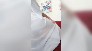 Sheila Stone davvero porca distesa sul divano rosso