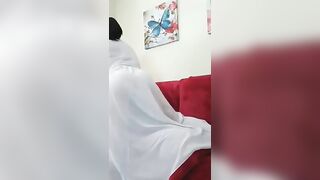 Sheila Stone davvero porca distesa sul divano rosso