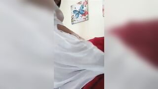 Sheila Stone davvero porca distesa sul divano rosso