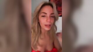 Fidanzata bionda spompa e lo prende a pecorina