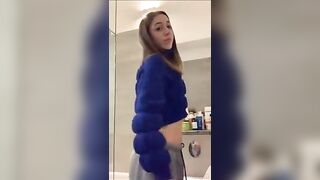 Giovane fica tira via le mutandine