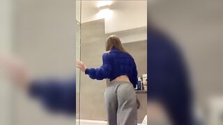 Giovane fica tira via le mutandine