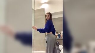 Giovane fica tira via le mutandine