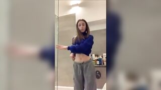 Giovane fica tira via le mutandine