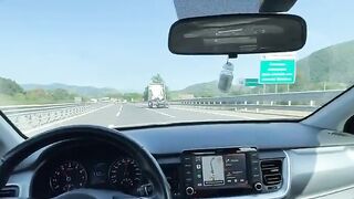 Mia moglie ANITA mi succhia il cazzo mentre guido