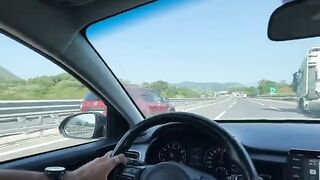 Mia moglie ANITA mi succhia il cazzo mentre guido