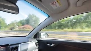 Mia moglie ANITA mi succhia il cazzo mentre guido