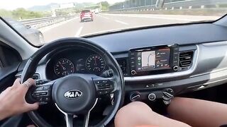 Mia moglie ANITA mi succhia il cazzo mentre guido