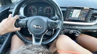 Mia moglie ANITA mi succhia il cazzo mentre guido