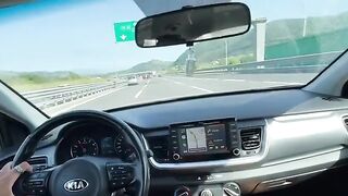 Mia moglie ANITA mi succhia il cazzo mentre guido