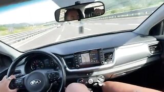 Mia moglie ANITA mi succhia il cazzo mentre guido