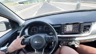 Mia moglie ANITA mi succhia il cazzo mentre guido