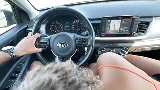 Mia moglie ANITA mi succhia il cazzo mentre guido