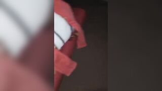 Mia moglie che si sditalina mentre io sono in bagno