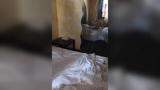 Mia moglie che si sditalina mentre io sono in bagno