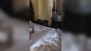 Mia moglie che si sditalina mentre io sono in bagno