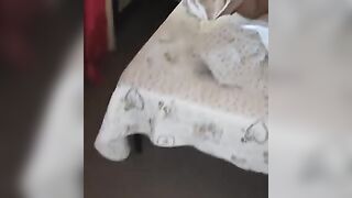 Mia moglie che si sditalina mentre io sono in bagno