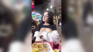 Fa la troia con le tette di fuori al bar