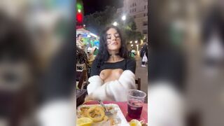 Fa la troia con le tette di fuori al bar