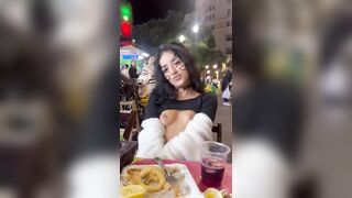 Anteprima del video: Fa la troia con le tette di fuori al bar