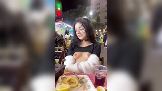 Fa la troia con le tette di fuori al bar