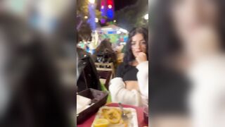 Fa la troia con le tette di fuori al bar