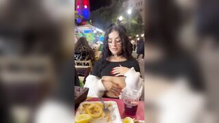 Fa la troia con le tette di fuori al bar