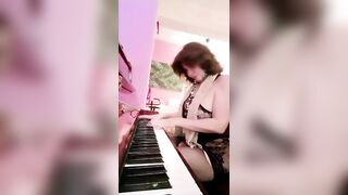 Milly D'Abbraccio tette e fica in mostra a suon di muscia