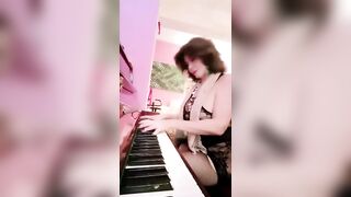 Milly D'Abbraccio tette e fica in mostra a suon di muscia