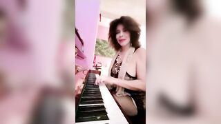 Milly D'Abbraccio tette e fica in mostra a suon di muscia