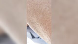 Moglie nudista con la bella passera rasata