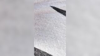 Moglie nudista con la bella passera rasata