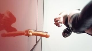 Travesta ci dà dentro con dildo grosso