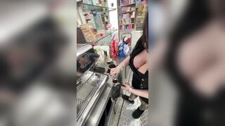 LA BARISTA TETTONA PUGLIESE...