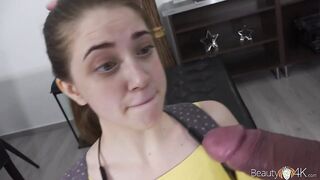 Giovanissima troietta in attesa del cliente