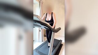 ZIA TETTONA SI ALLENA IN CASA...