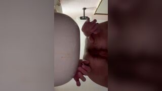 al bagno della piscina apro il culo