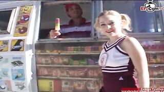 Cindy giovanissima biondina e il gelataio puttaniere